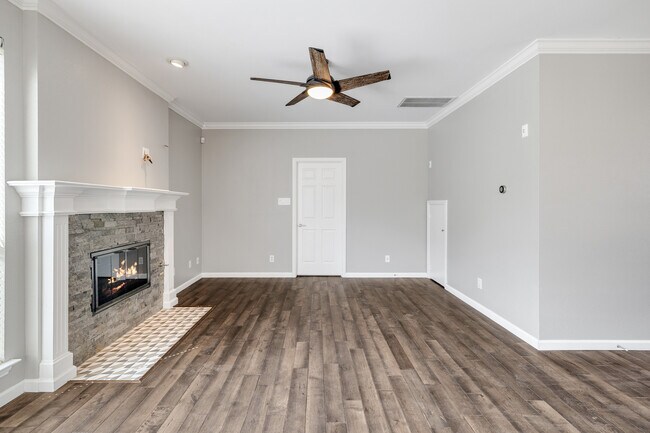 Building Photo - 1109 San Saba Dr
