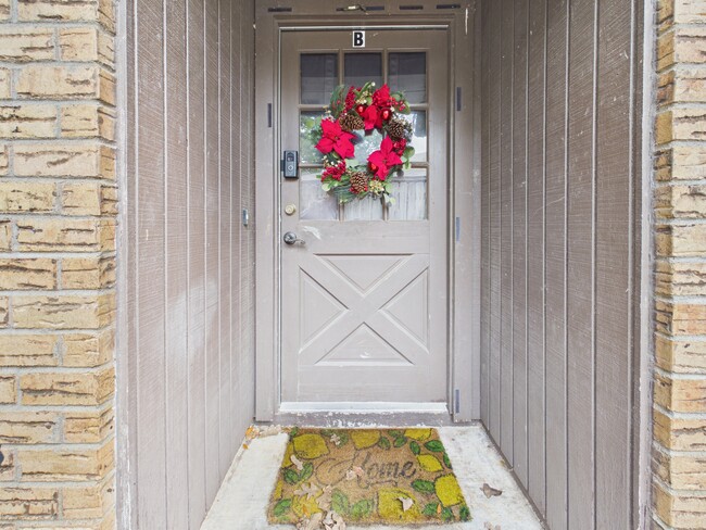 Building Photo - 2208 Young Pl