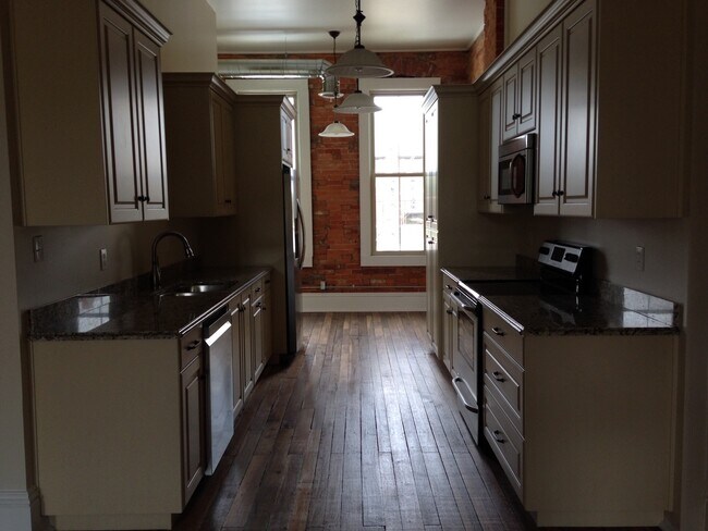 Building Photo - 2021 W Franklin St