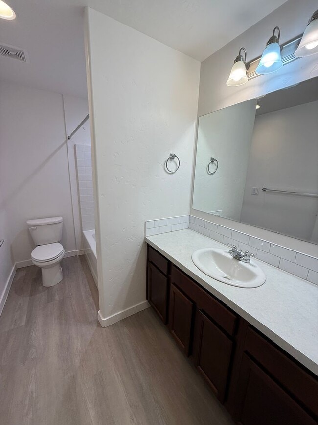 Building Photo - Available Now- Beautiful Nampa Townhome