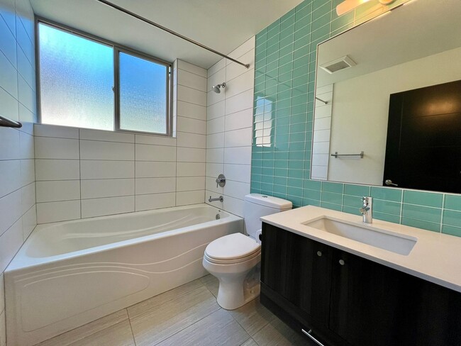 Building Photo - LUXURY ALKI 3 BED TOWNHOME FOR RENT W EXPA...