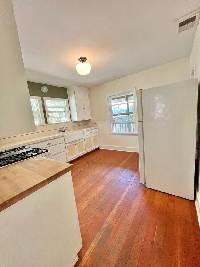 Building Photo - MOVE IN READY!! 2 BEDROOM 1 BATH W/OFFICES