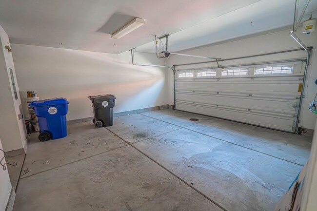 Building Photo - Santa Clarita 3-Bedroom River Village Home...