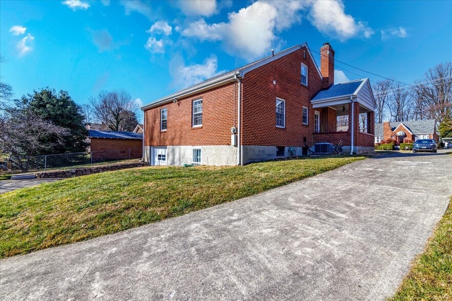 Building Photo - 2510 Tillett Rd SW