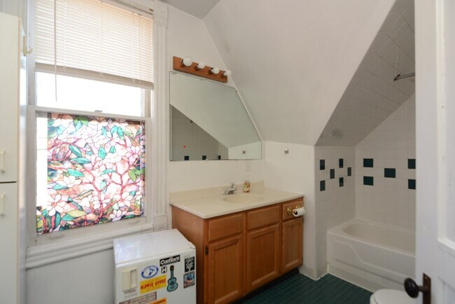 Building Photo - 3113 N Racine Ave