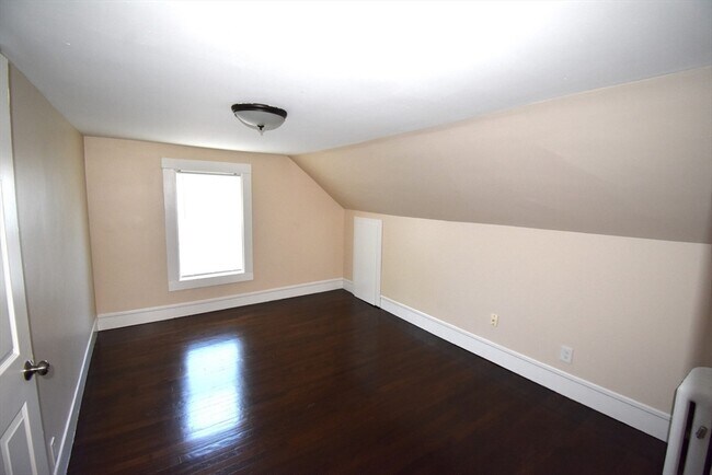 Building Photo - 272 Nahatan St