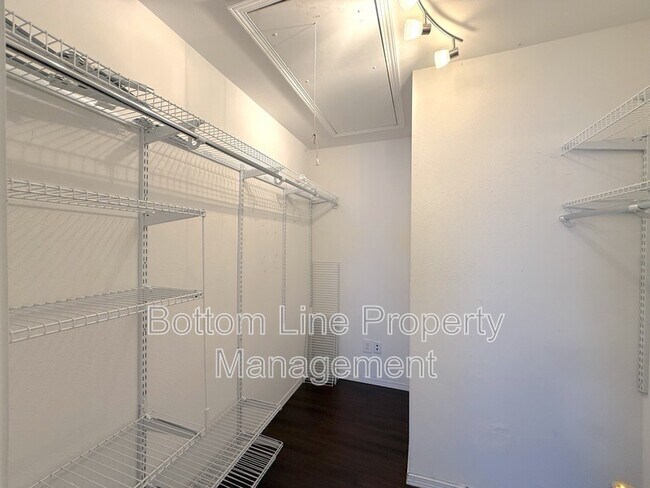 Building Photo - 8125 Rosberg Ln
