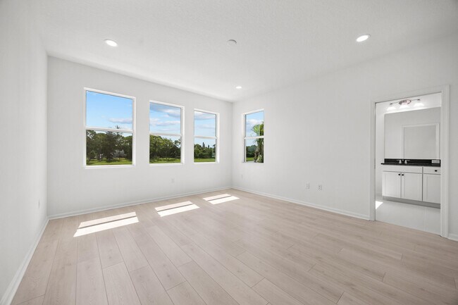 Building Photo - 4520 Longwood Lk Sq