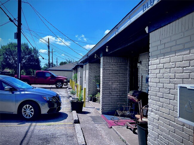 Building Photo - 6802 Sayers St