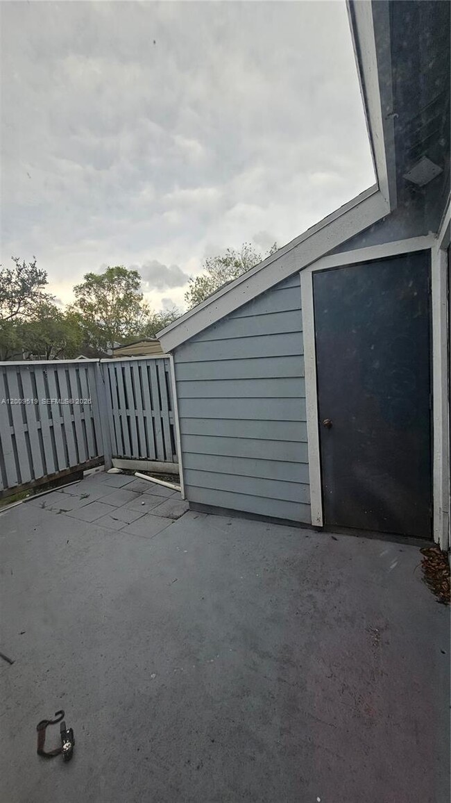 Building Photo - 1953 Players Pl