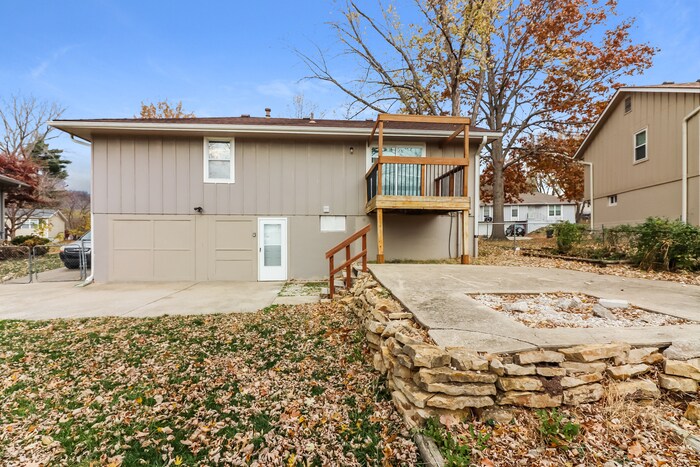 Building Photo - 316 NE Lakeview Dr