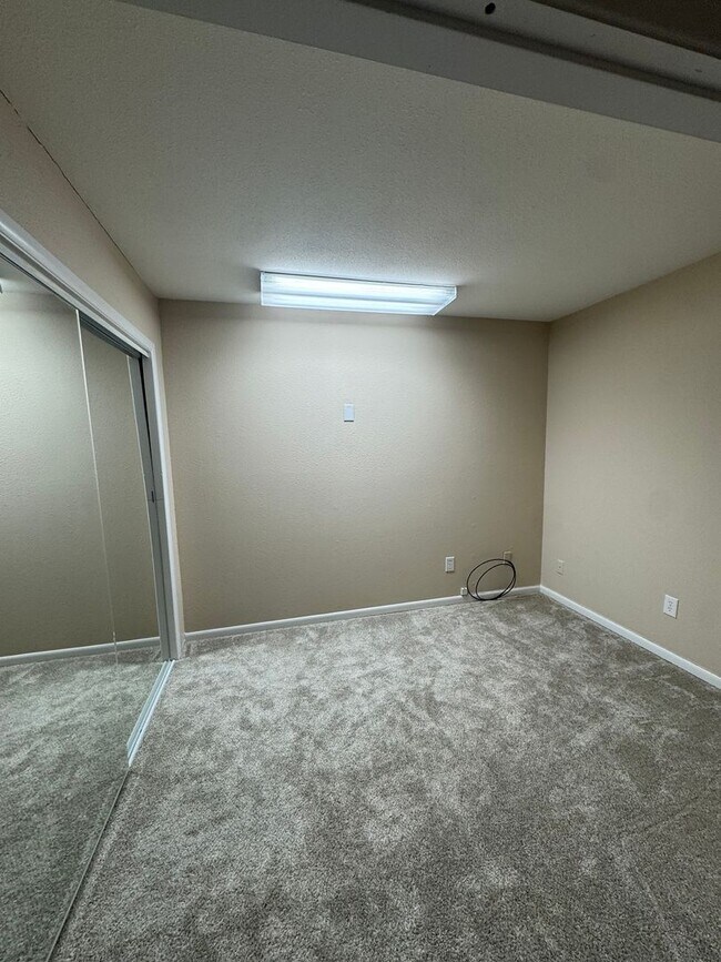 Building Photo - Stunning 2 bedroom townhouse