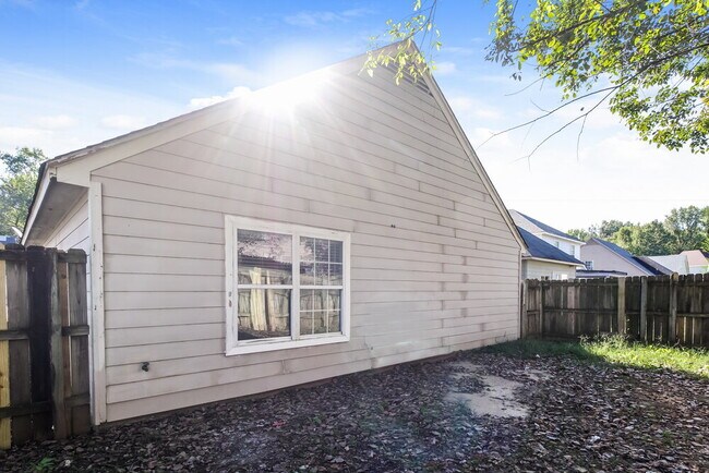 Building Photo - 4705 Waterfront Oak Dr