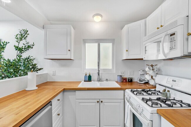 Building Photo - 4585 Saratoga Ave