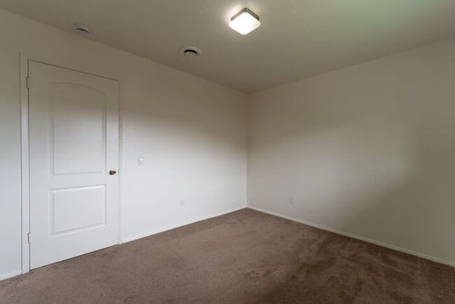 Building Photo - 2 Bedroom in Marina with Private Yard!