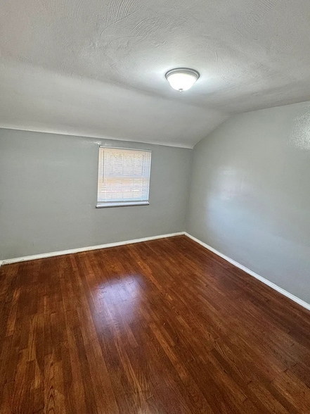 Building Photo - 233 Saylong Dr