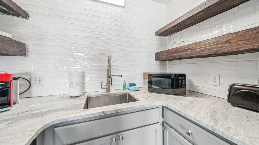 Building Photo - 8743 Thomas Dr