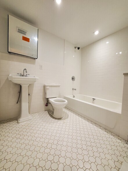 Building Photo - 1380 Park Pl