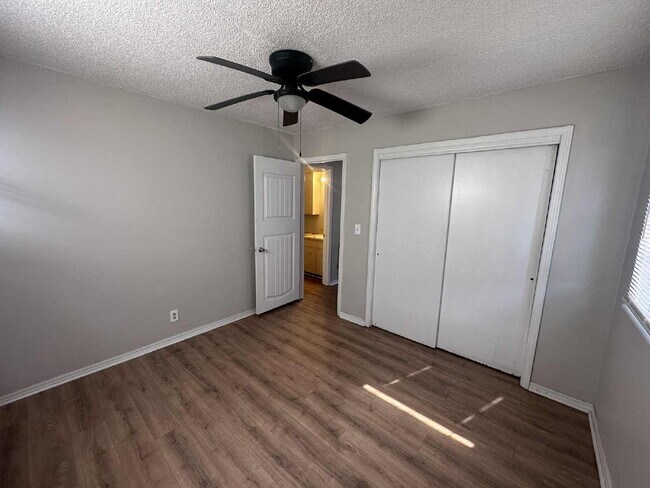 Building Photo - 1-Bedroom Duplex in Tulsa!
