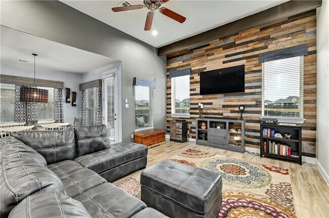 Building Photo - 6825 Leonardo Dr