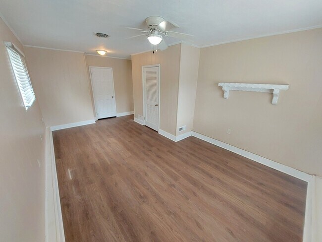 Building Photo - BEAUTIFUL 3 BD/ 1 BTH CORNER LOT WITH W/D ...