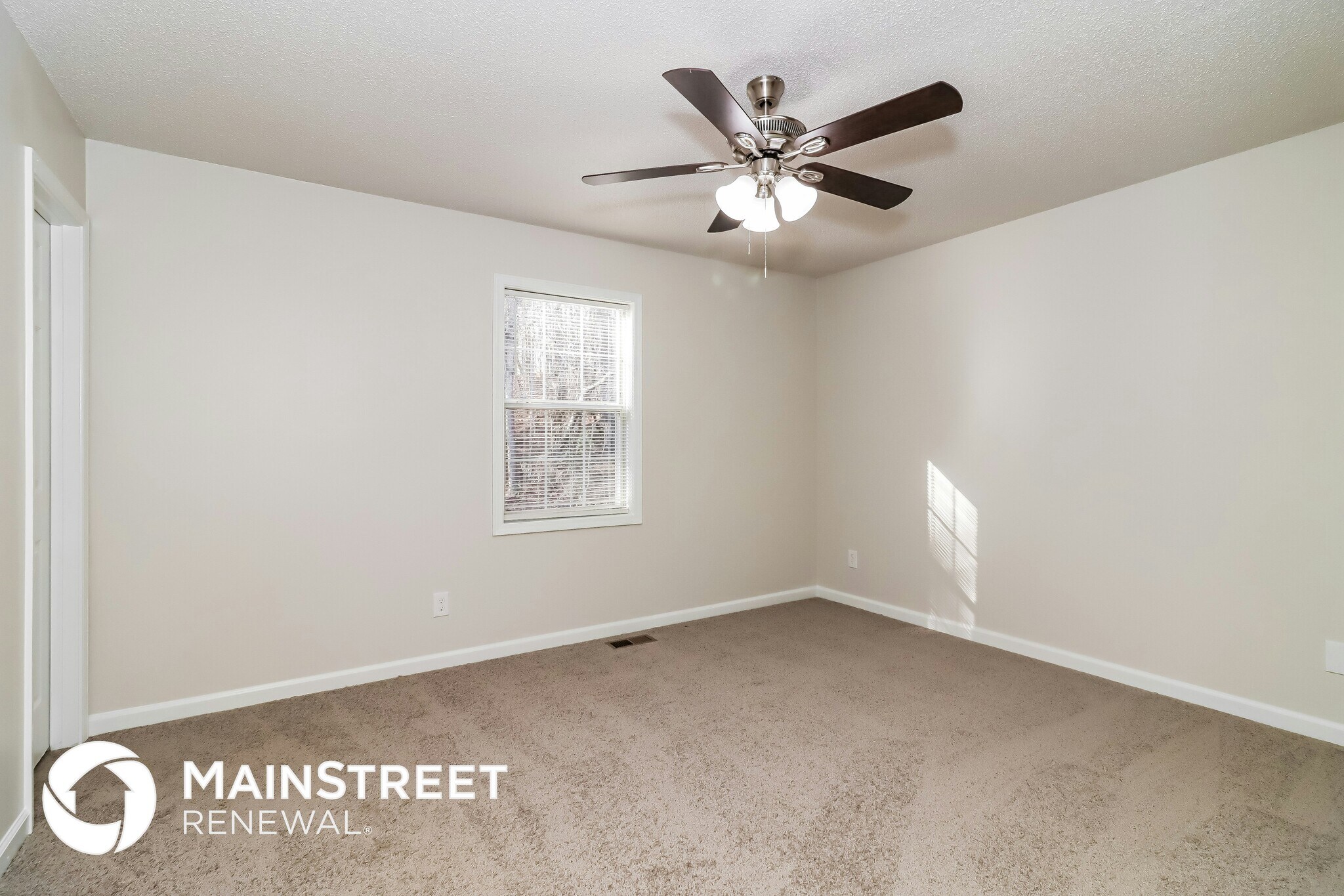 Building Photo - 211 Hampton Dr