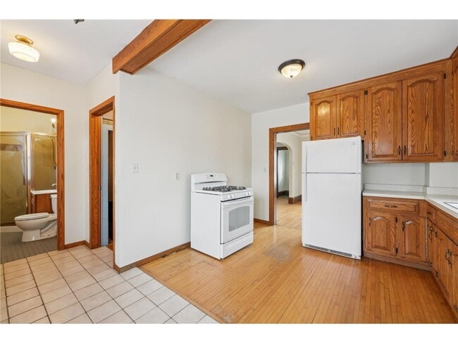 Building Photo - 661 Surrey Ave E