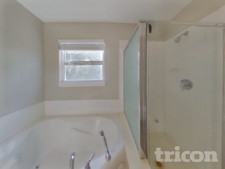 Building Photo - 220 Winding Canyon Way