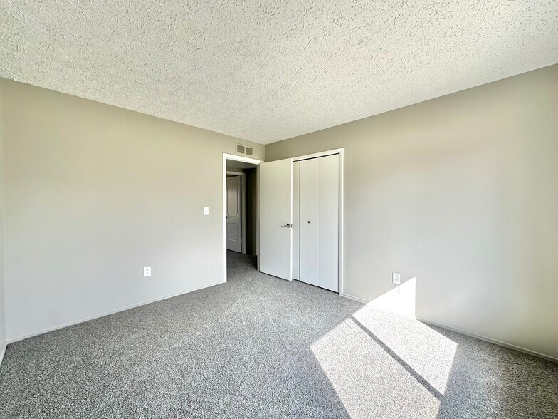 Building Photo - 537 Randall Dr