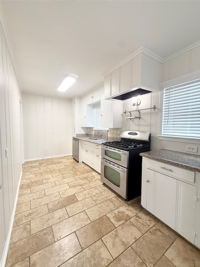 Building Photo - 813 Gale St