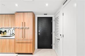 Building Photo - 9901 W Bay Harbor Dr