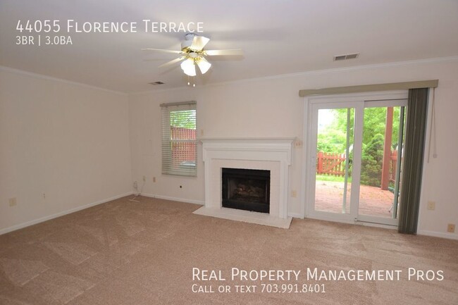 Building Photo - Lake View 3 Bedroom Townhouse for Rent in ...