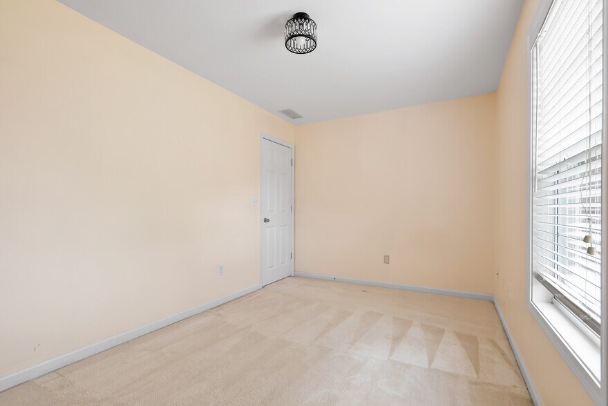 Building Photo - 847 Edgeley Ln