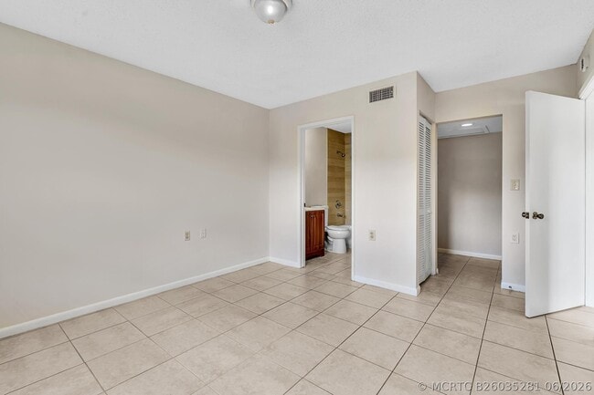 Building Photo - 1020 Lake Victoria Dr