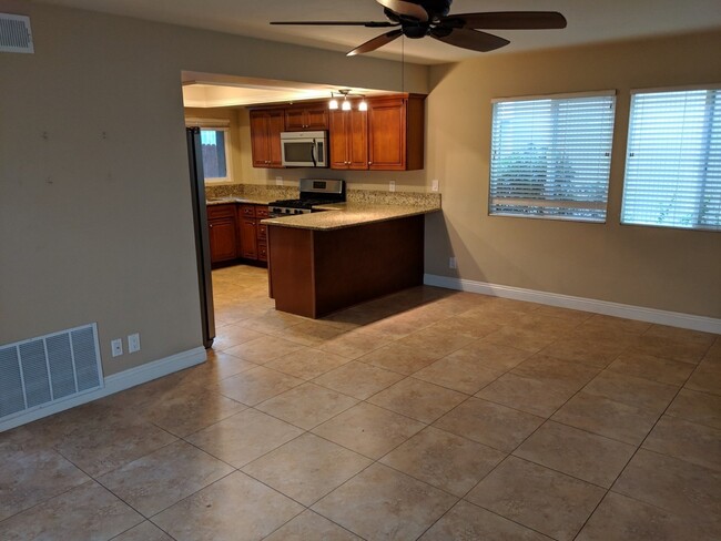 Building Photo - Beautiful 5 bedroom 2.5 bathroom sitting r...