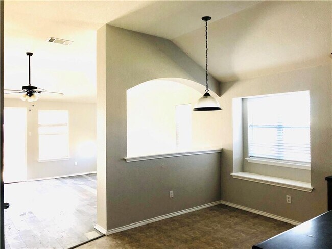 Building Photo - 3750 Sandy Brook Dr