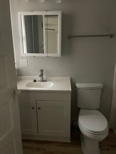 BATHROOM - 838 N Elizabeth St
