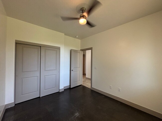 Building Photo - SPACIOUS HOME FOR RENT!