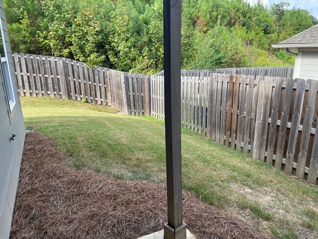 Building Photo - One level home with 2 Car Garage!