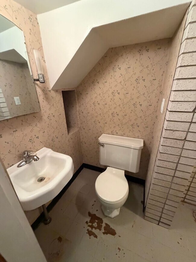 Building Photo - 3 Bedroom, 2 Full Bath Home with 4-Season Room, Garage & Large Lot