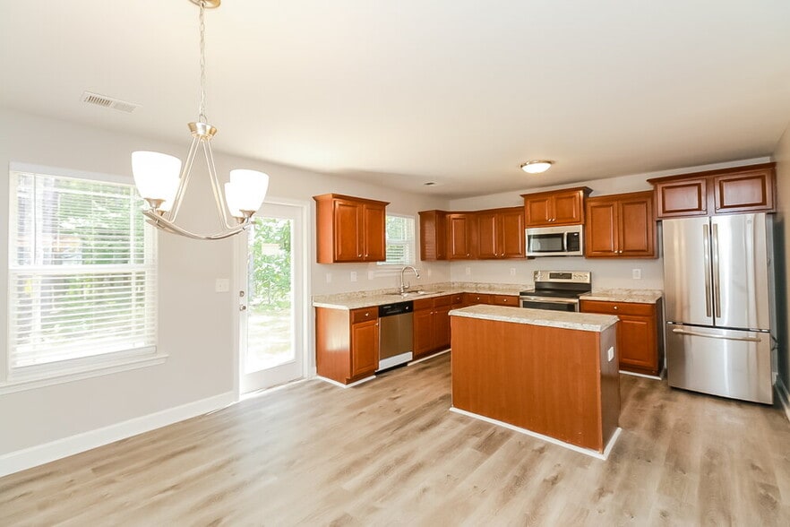 Building Photo - 2113 Anchor Ct