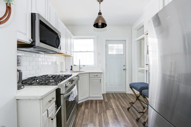 Building Photo - 10 S Troy Ave