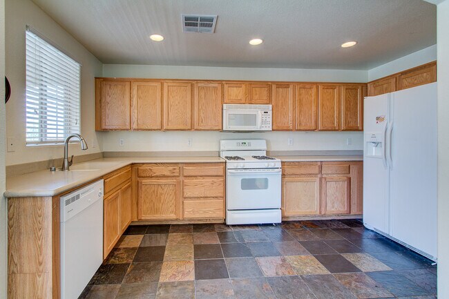 Building Photo - **$800 OFF MOVE IN BY 12/12/25**3-Story Home with Private Bathrooms and Strip View