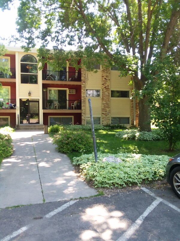 Building Photo - 3246 Douglas Dr N