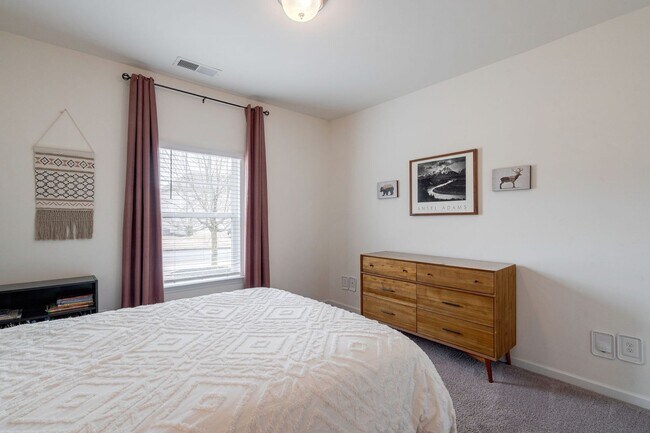Building Photo - Move-In Ready Bogart Home with Open Layout and Private Fenced Yard