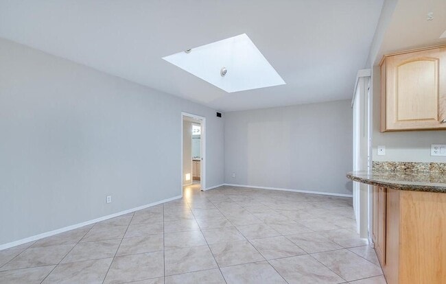 Building Photo - 2439 E Del Rio Dr