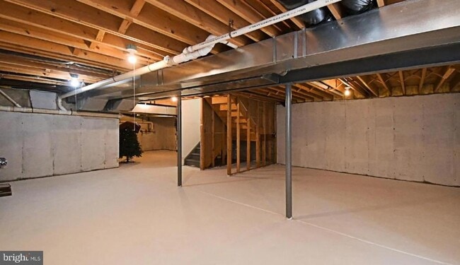 Building Photo - 235 Pinecrest Ln
