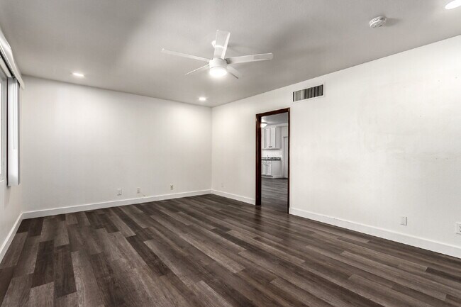 Building Photo - Beautifully updated 4 bed 2 bath Single Fa...