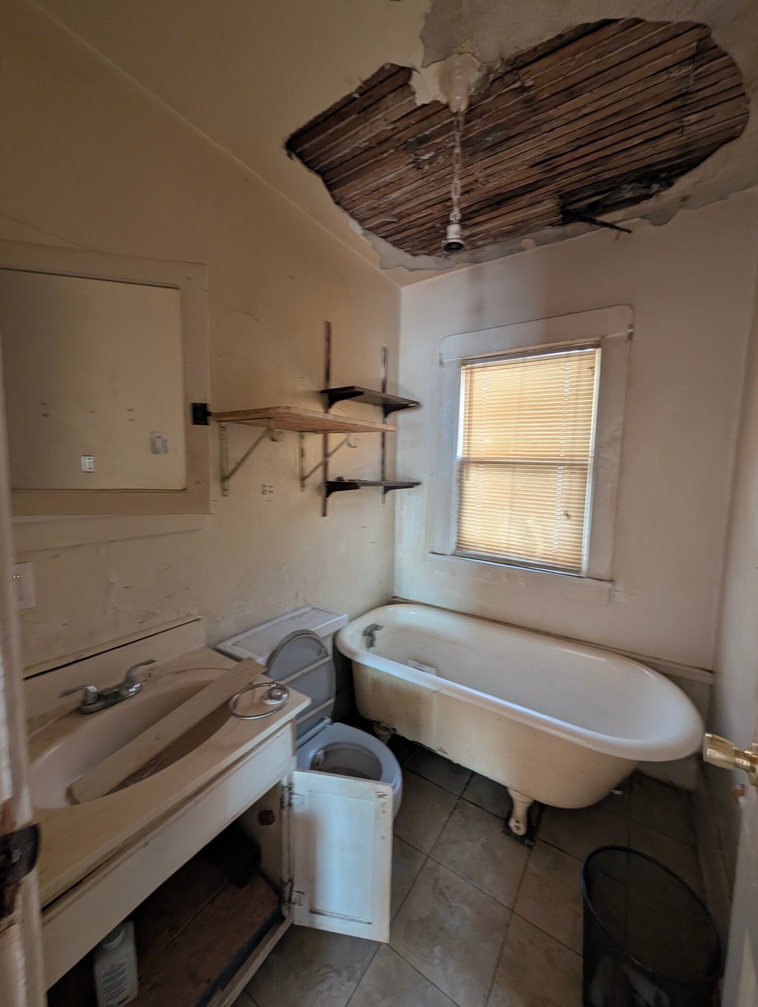 Building Photo - 715 W Thrush Ave