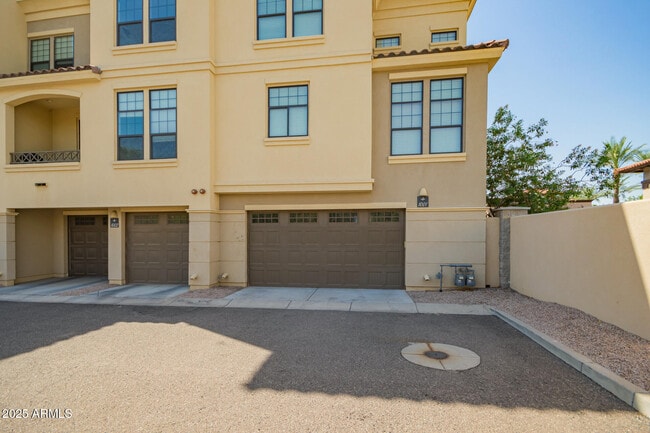 Building Photo - 7297 N Scottsdale Rd